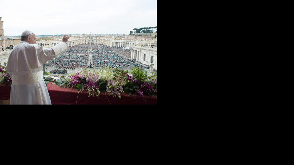 
El papa Francisco, de 78 años de edad, ofició la misa solemne bajo una fuerte lluvia en la explanada de la Basílica de San Pedro, en la Ciudad del Vaticano.

