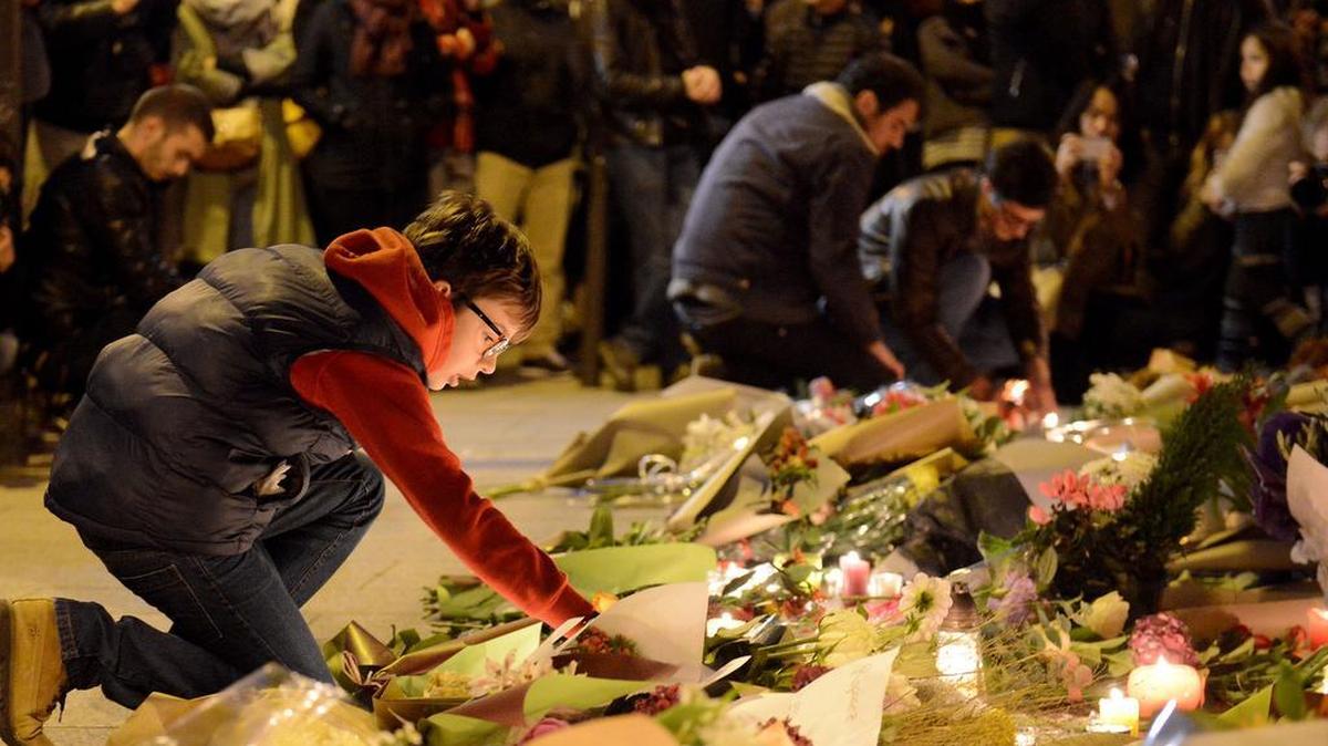 Numerosos parisinos acudieron el sábado a los sitios de los atentados para rendir tributo a las víctimas.
