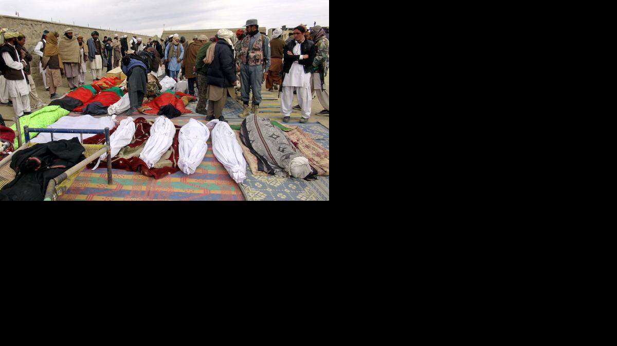 
Los cuerpos de las víctimas mortales del atentado suicida el domingo en el distrito de Paktika, provincia al este de la capital del país.


