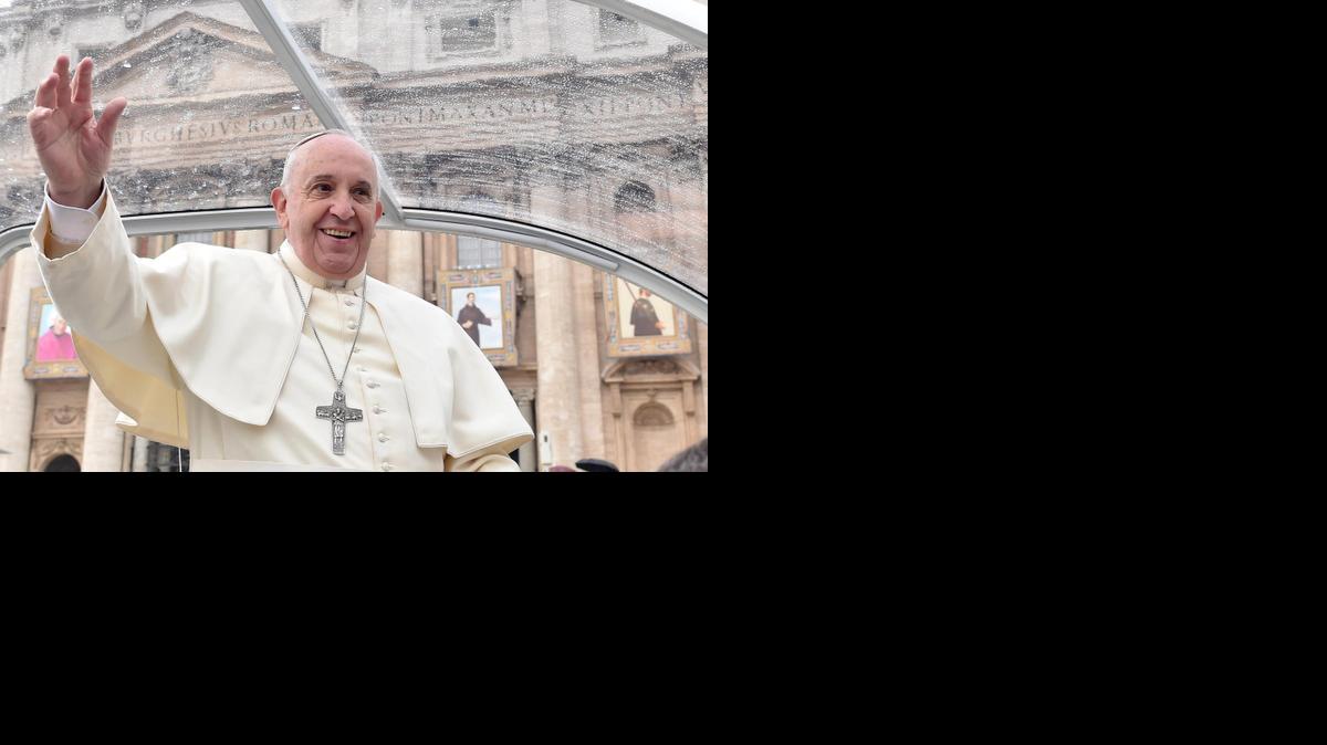 
 El papa Francisco saluda a su llegada a la Plaza de San Pedro del Vaticano para presidir la audiencia general de los miércoles hoy, 26 de noviembre de 2014. EFE/L'Osservatore Romano 
