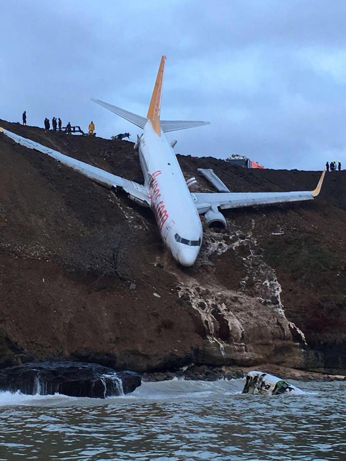 Un avión de pasajeros Pegasus Airlines Boing 737 se veen un terraplén, un día después de patinar fuera de la pista de aterrizaje eb el aeropuerto de Trabzon en la costa del Mar Negro el 14 de enero de 2018.