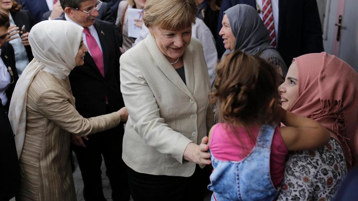 La canciller alemana, Angela Merkel, visitó el sábado un campamento de refugiados sirios en la provincia de Gaziantep en compañía del primer ministro de Turquía, Ahmet Davutoglu.