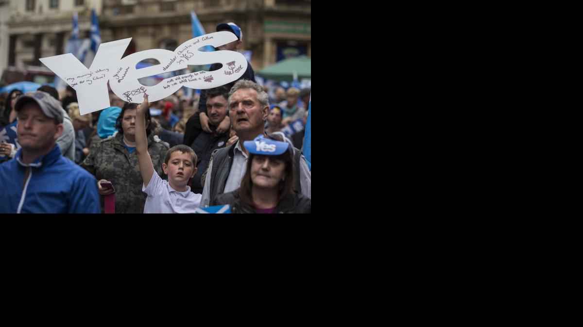 
Proindependentistas escoceses acuden el lunes a un acto en Stirling por el “sí” a la autonomía escocesa convocado por el ministro nacionalista Alex Salmond.


