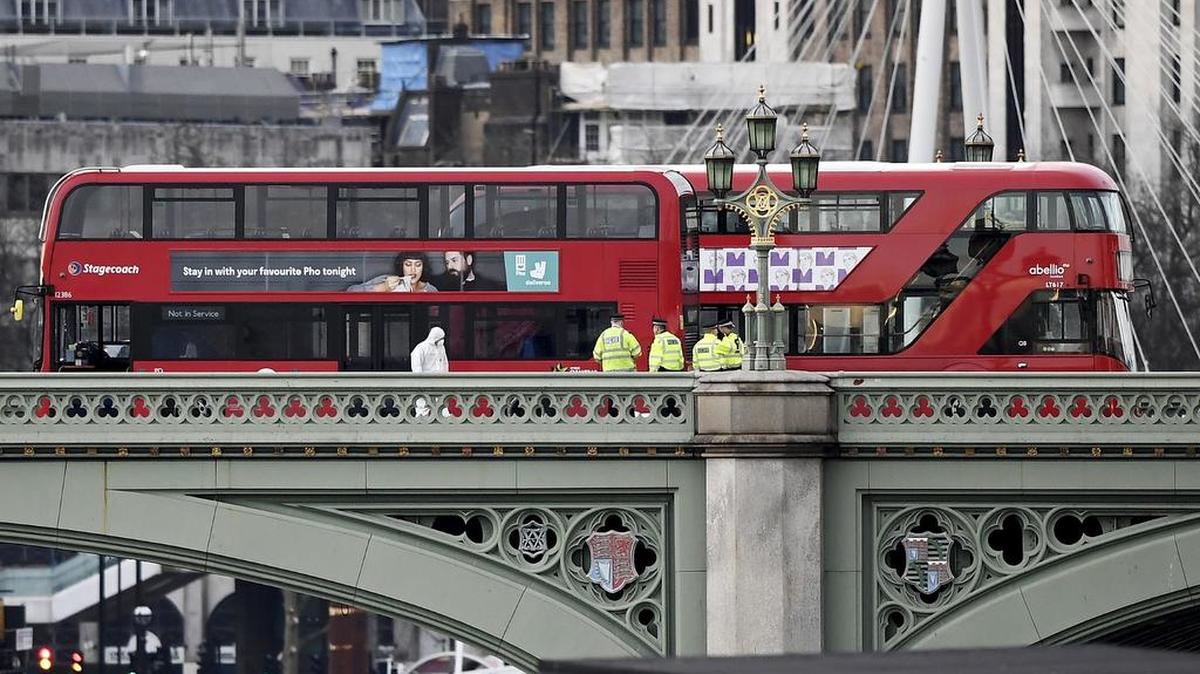 Policía y agentes forenses en la escena de un ataque terrorista en el que peatones fueron atropellados en el puente de Westminster el 22 de marzo de 2017 en Londres, Inglaterra. Cuatro personas, entre ellas un oficial de policía y su atacante, murieron en dos incidentes relacionados fuera de las Cámaras del Parlamento y en el puente de Westminster, en lo que Scotland Yard está tratando como un incidente terrorista.