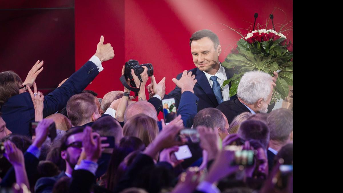 
El candidato del partido nacionalista-conservador Ley y Justicia, Andrzej Duda, celebra anticipadamente su triunfo en una segunda vuelta de las elecciones presidenciales de Polonia. 

