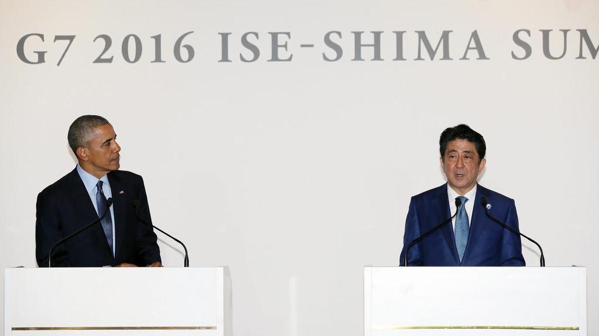 El primer ministro japonés Shinzo Abe (der.), y el presidente estadounidense, Barack Obama, durante una rueda de prensa conjunta el miércoles tras su reunión en Japón.