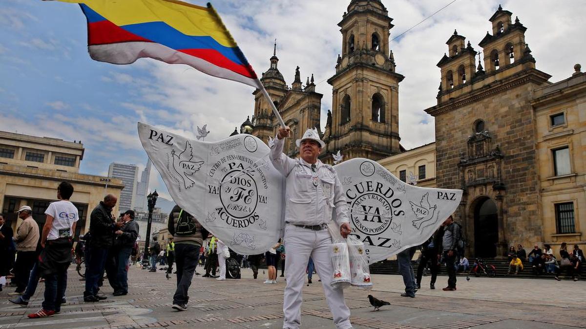 Cientos de personas se congregan en la Plaza de Bolívar para observar la firma del nuevo acuerdo de paz que termina 52 años de conflicto armado interno este jueves 24 de noviembre de 2016, en Bogotá (Colombia).