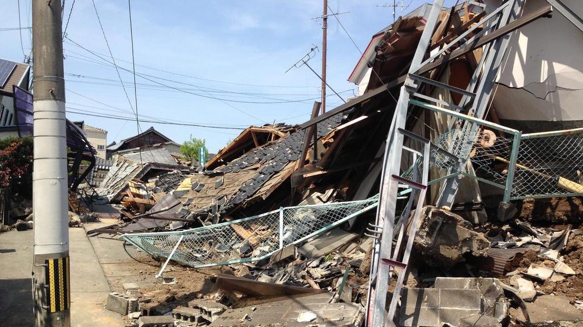La región de Kumamoto, en la isla de Kyushu, fue golpeada en las últimas 48 horas por una serie de terremotos y réplicas que provocaron cuantiosos daños, incendios y corrimientos de tierra.