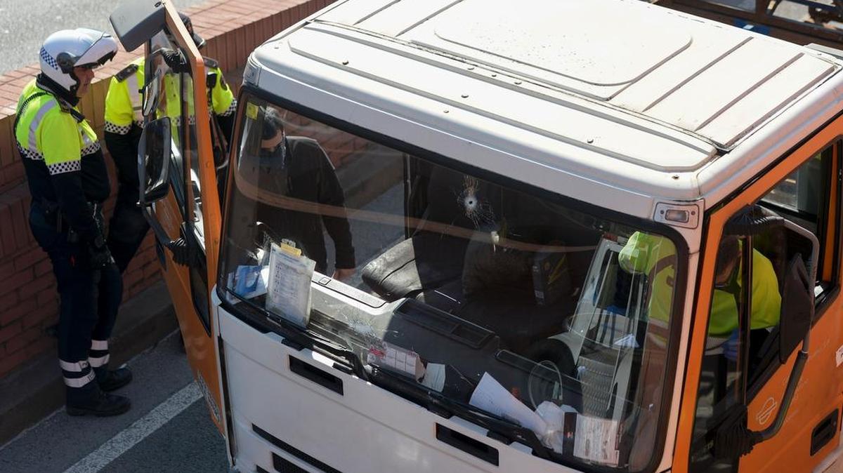 El ciudadano sueco condujo el martes durante diez minutos un camión cargado de bombonas de butano durante unos tres kilómetros, en los que llegó a circular en dirección contraria en una vía de circunvalación de Barcelona, donde sembró el pánico, hasta que fue detenido por la Policía.