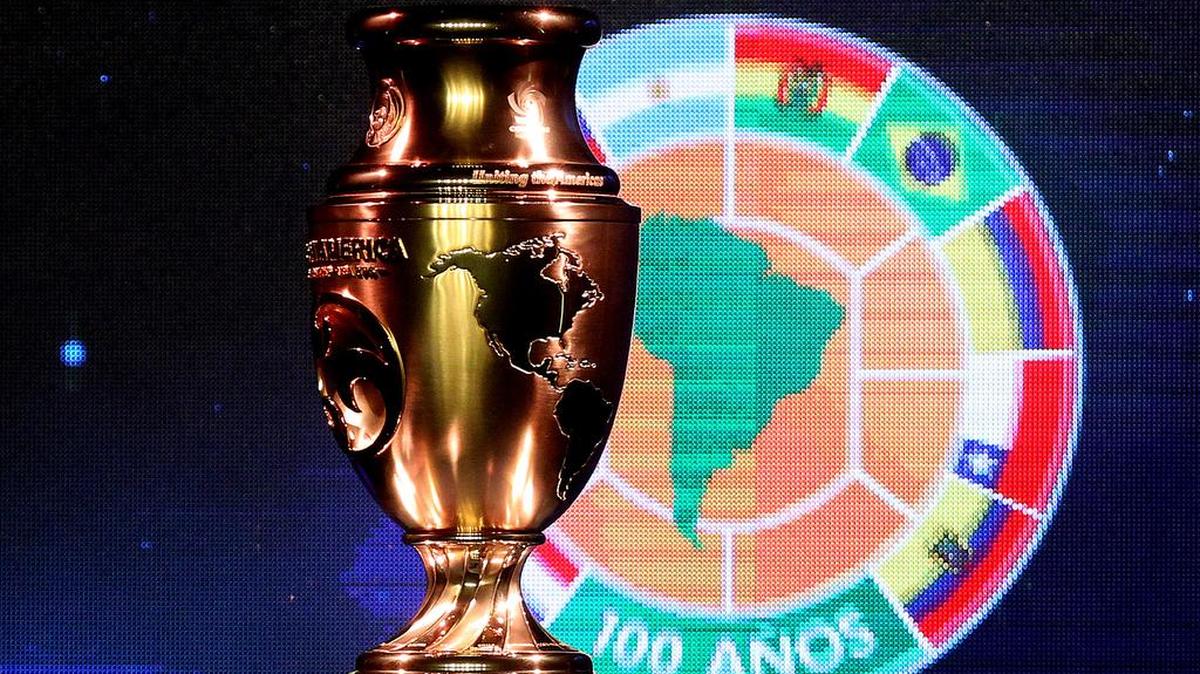 Vista del trofeo de la Copa América Centenario durante su presentación el jueves 28 de abril de 2016, en Bogotá (Colombia).