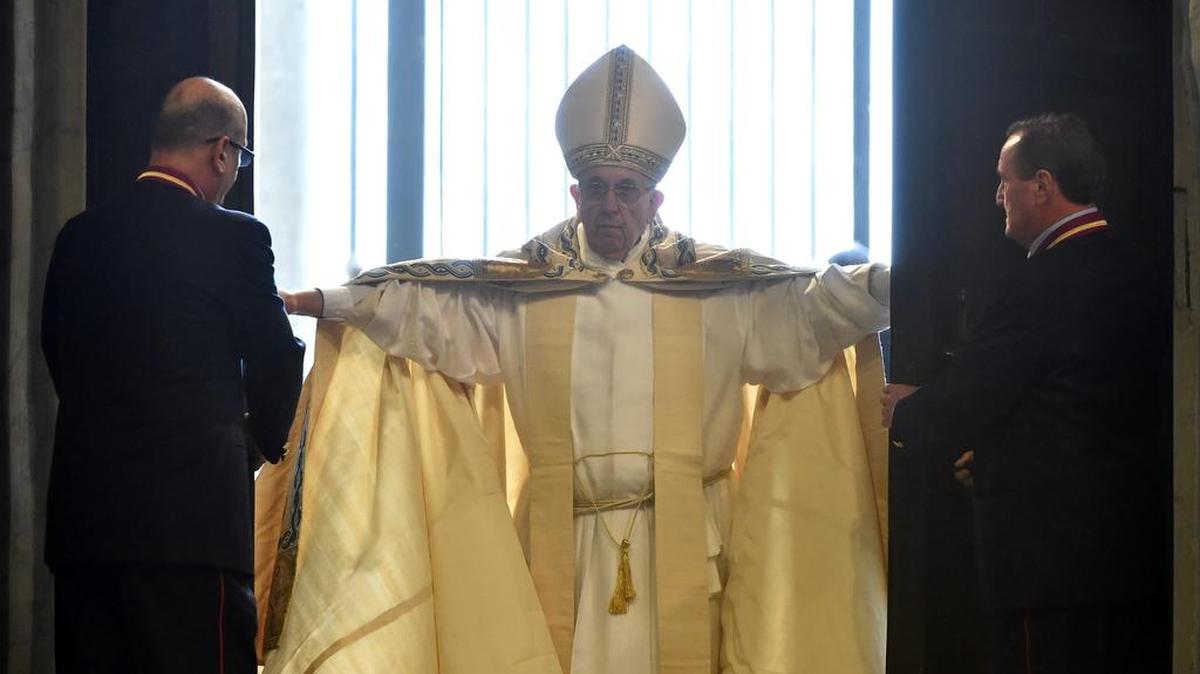 El papa Francisco abrió la Puerta Santa vaticana diez días después de que ya el pasado 29 de noviembre hiciera lo mismo con la de la catedral de Bangui, la capital de República Centroafricana.