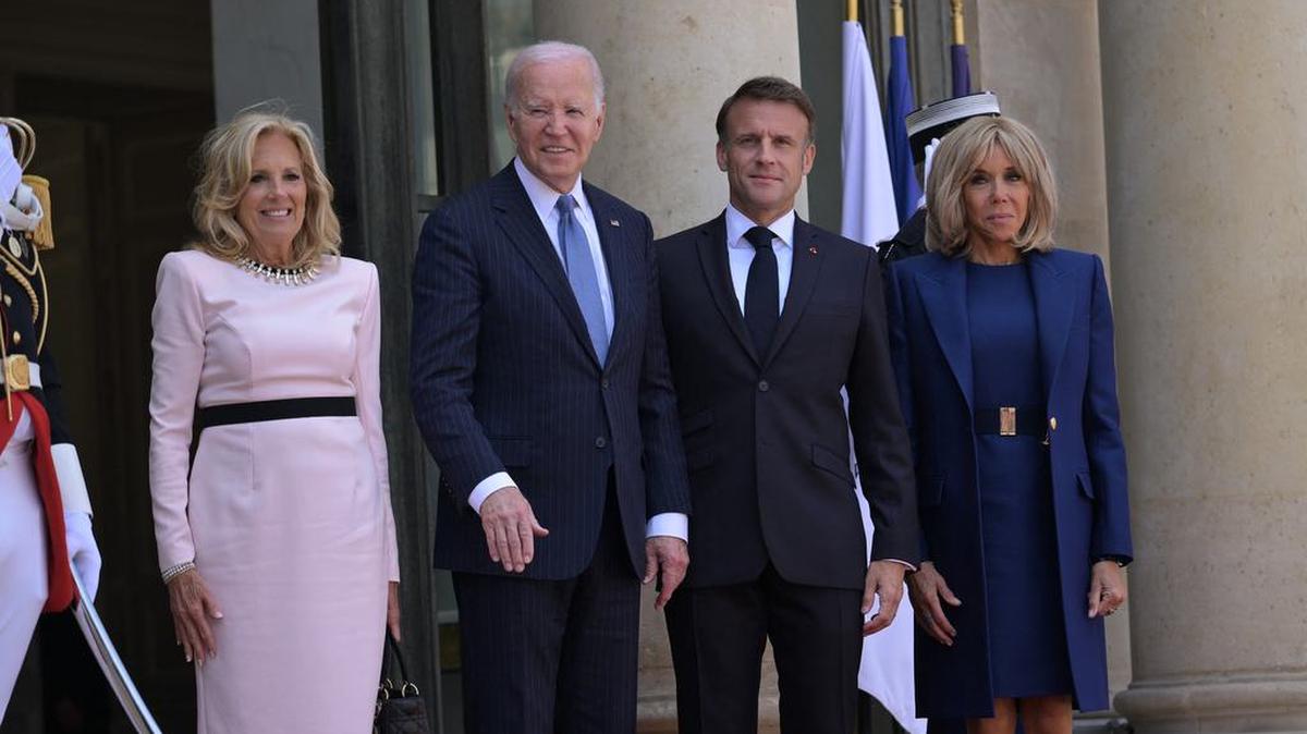 El presidente francés Emmanuel Macron y su esposa Brigitte reciben al presidente estadounidense Joe Biden y a su esposa Jill, en el Palacio del Elíseo en París, Francia, el 8 de junio de 2024.