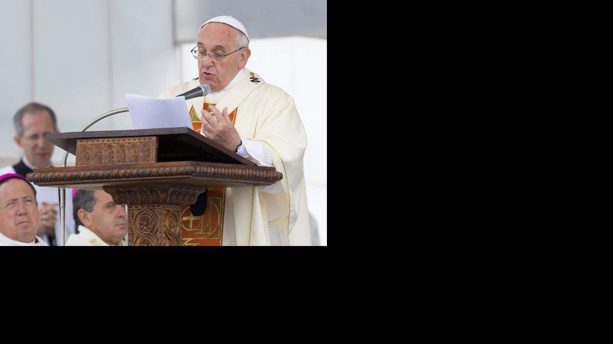 
El papa Francisco pronuncia su mensaje durante una misa delante del mayor monumento de la guerra de la Italia, en Fogliano Redipuglia, el 13 de septiembre de 2014.
