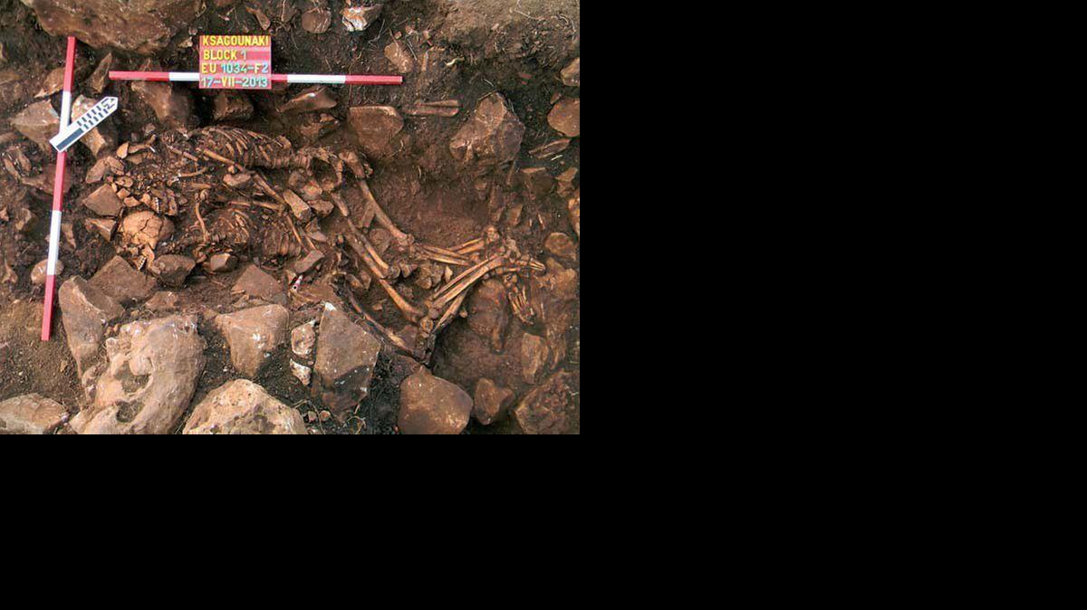 
La prueba del carbono 14 fue la que determinó la data de los cadáveres, de los que destaca tanto su antigüedad como el hecho de que estuvieran abrazados, una posición poco habitual en restos arqueológicos de esa época.
