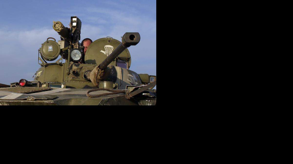 
Un soldado ucraniano custodia una zona en la región de Donetsk.



