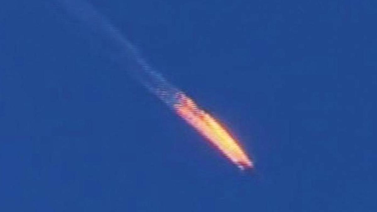 Imagen tomada de un video que muestra el jete militar ruso antes de estrellarse en la provincia de Hatay, Turquía, el martes. El avión fue derribado por la Fuerza Aérea turca.
