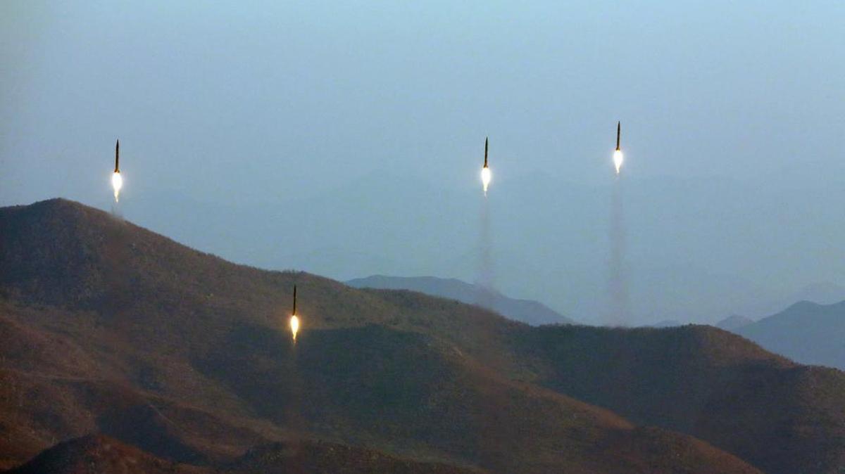En esta foto sin fecha publicada por la Agencia Central de Noticias de Corea del Norte (KCNA), muestra cuatro proyectiles durante un lanzamiento de cohetes balísticos en un lugar no revelado en Corea del Norte. La foto fue publicada primero el 7 de marzo y otra vez el 26 de agosto del 2017.