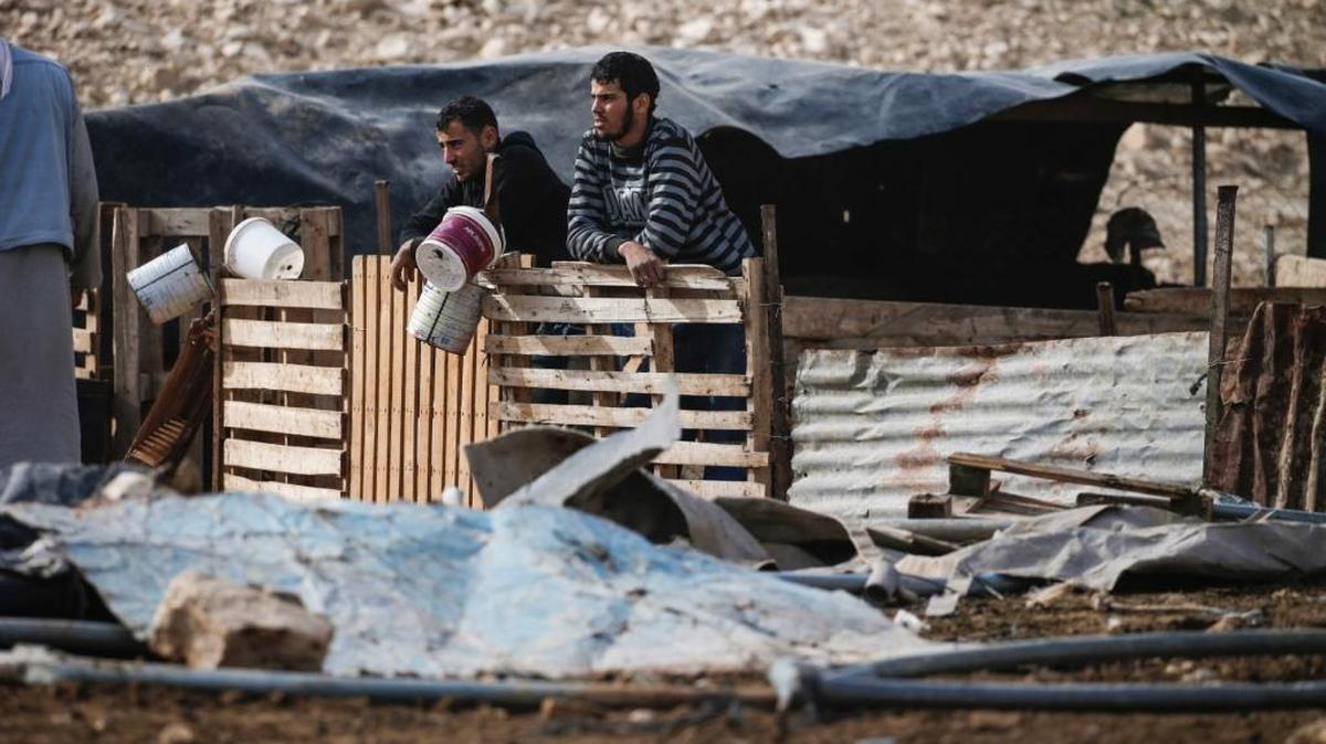 Pastores palestinos inspeccionan los restos de viviendas improvisadas derribadas por Israel, y construidas sin permiso en la Area C, en Cisjordania bajo el control israelí.
