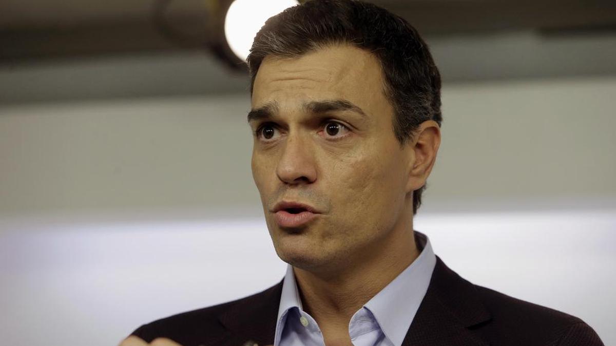 El secretario general del PSOE, Pedro Sánchez, durante la rueda de prensa en la que ha anunciado su dimisión hoy sábado después de que la dirección del PSOE votara contra su propuesta de celebrar unas elecciones primarias y un congreso extraordinario.
