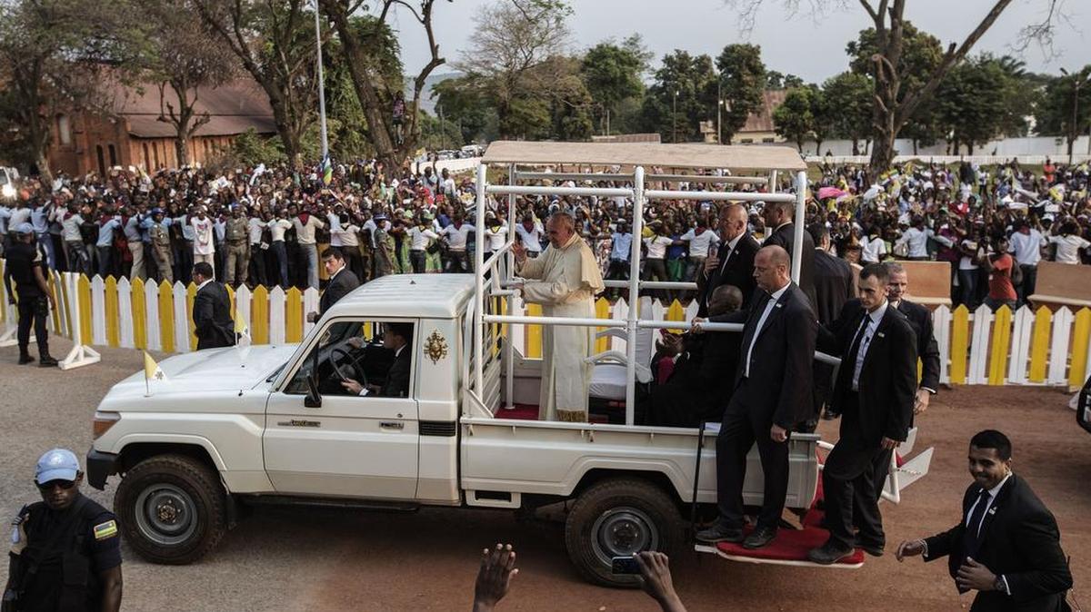 El papa Francisco llega a la Catedral de Notre Dame este domingo en Bangui, República Centroafricana.
