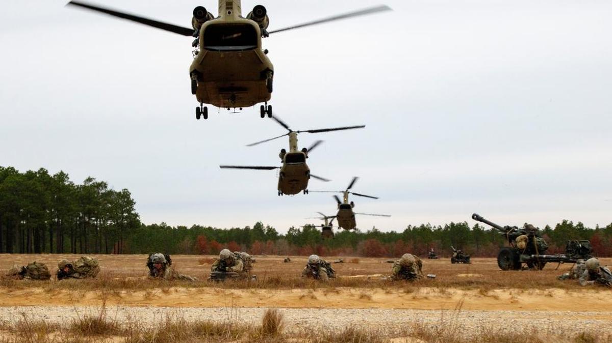 En Nevada, 119 soldados de la División Airborne número 82 se lanzaron en paracaídas desde aviones de carga C-17 del Ejército en plena oscuridad en un ejercicio que simuló una invasión extranjera llamado ‘Operation Panther Blade’.