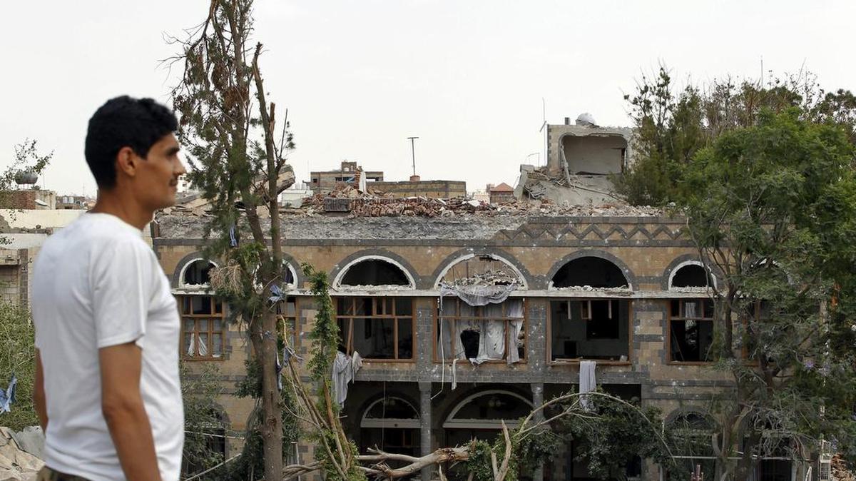 
Un yemení observa el miércoles, el que fue Ministerio de Defensa destruido en los ataques de la coalición liderada por Arabia Saudita en Saná, Yemen.
