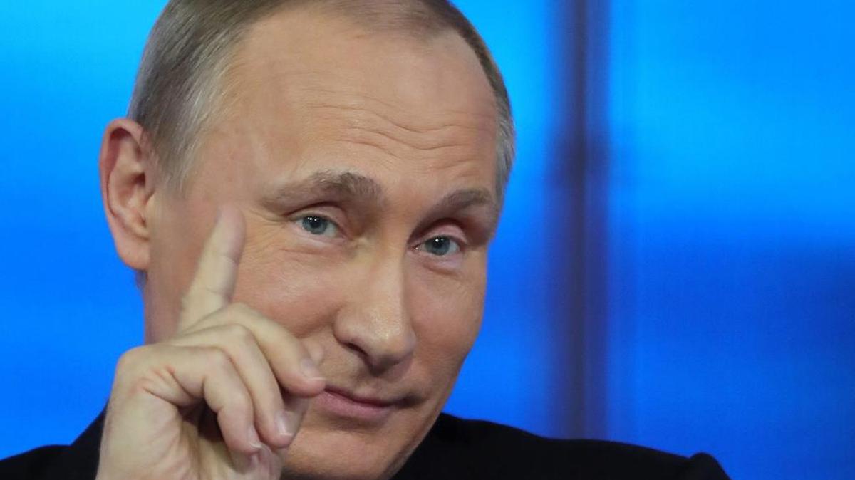 El presidente ruso, Vladímir Putin, participa en la tradicional "línea directa" con el jefe del Kremlin que emitirán las televisiones estatales, en Moscú, Rusia, hoy, 14 de abril de 2016.
