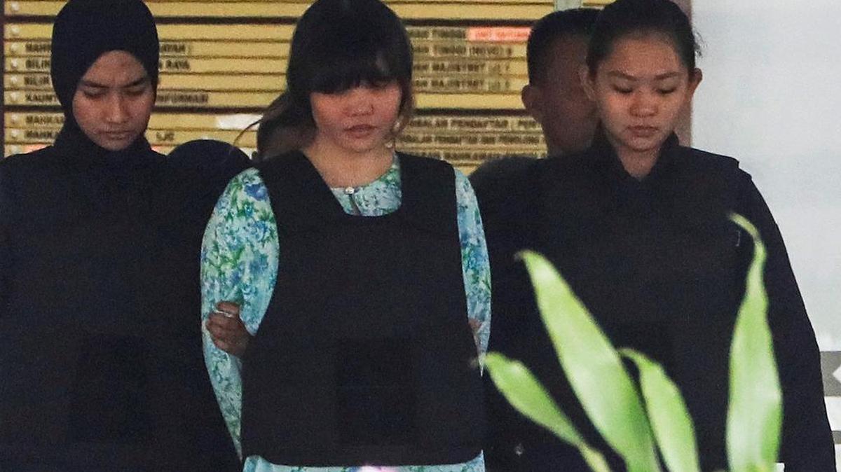 La vietnamita Doan Thi Huong (c), detenida por ser presunta autora del asesinato de Kim Jong-Nam, es escoltada por policías malasias hacia el Tribunal Supremo de Shah Alam (Malasia), el 3 de octubre de 2017.
