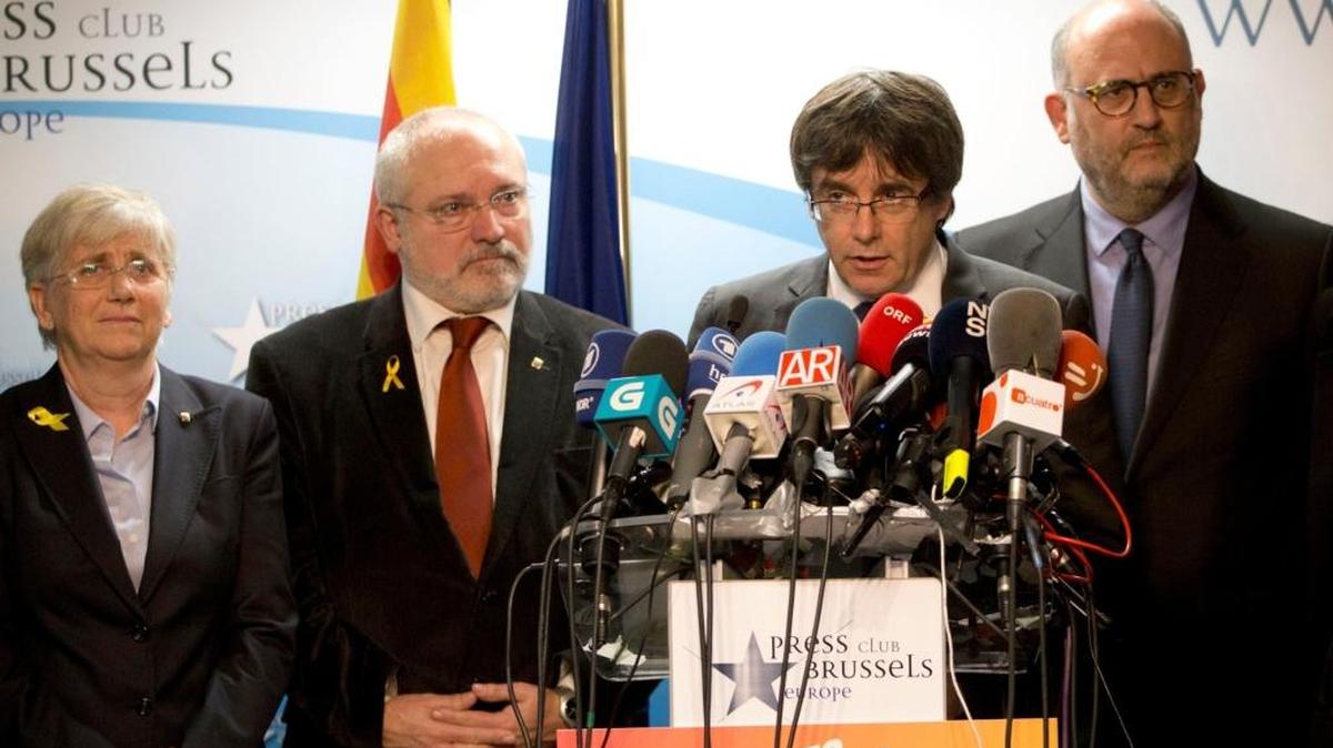 El cesado presidente catalán Carles Puigdemont habla durante una conferencia de prensa el viernes en Bruselas.
