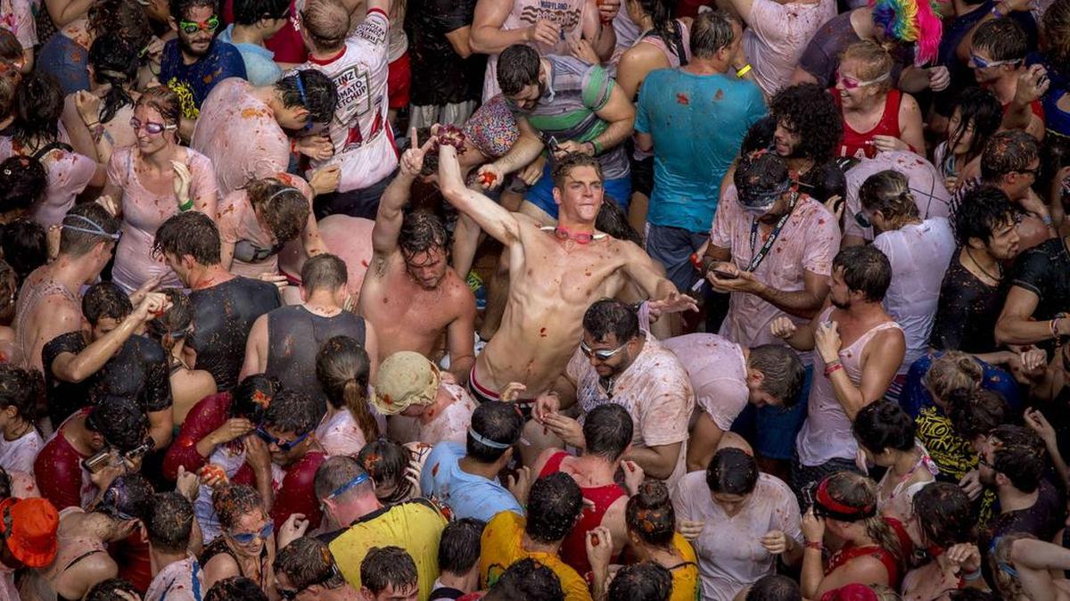 
La localidad valenciana de Buñol celebra el 70 aniversario de su tradicional fiesta, en la que participan más de 22,000 personas de 96 nacionalidades diferentes y en la que se lanzarán 150 toneladas de tomate, una cifra récord.
