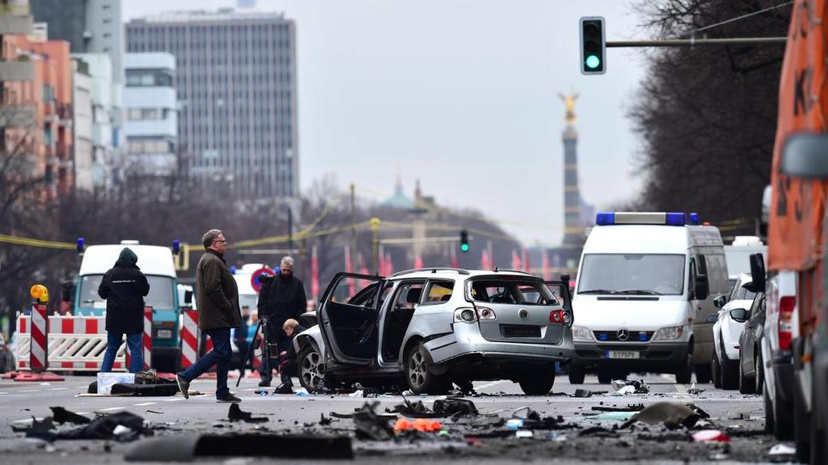 Un hombre de 43 años con antecedentes policiales murió el martes en Berlín al estallar una bomba colocada en los bajos del auto que conducía.