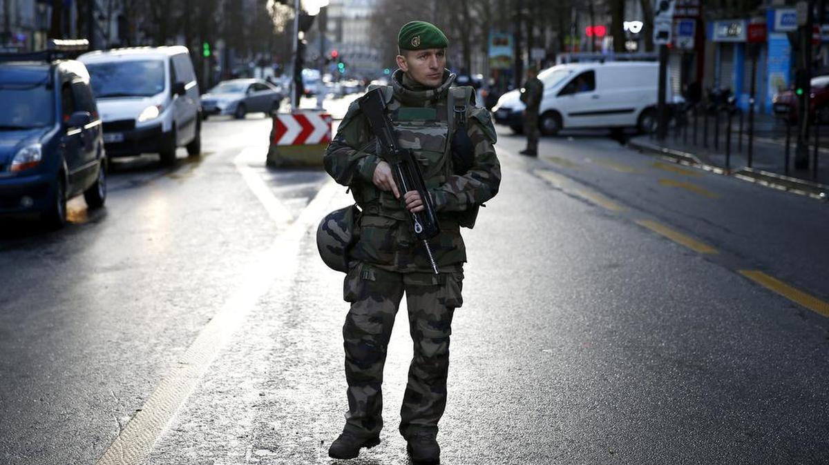 Un militar patrulla cerca del lugar donde la Policía francesa mató al hombre armado que trató de atacar hoy una comisaría del barrio de la Goutte d'Or, al norte de París, Francia, el 7 de enero del 2016.