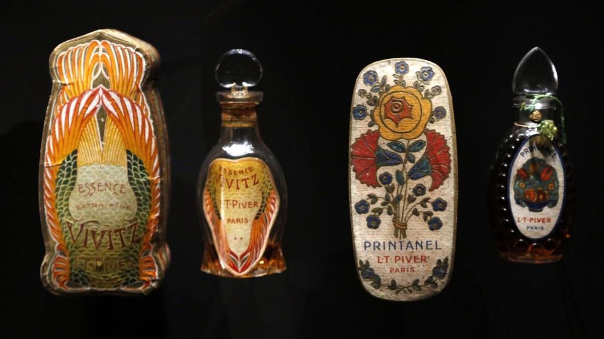 
Botellas de perfume del siglo19 se encuentran entre los objetos históricos que se encuentran en el museo del perfume.


