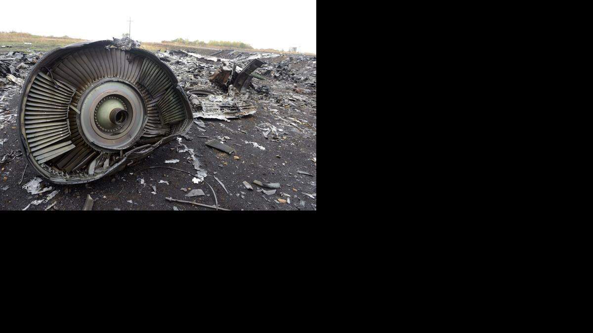 
Uno de los pasajeros del vuelo MH17 que se estrelló en Ucrania en julio fue descubierto con una máscara de oxígeno.