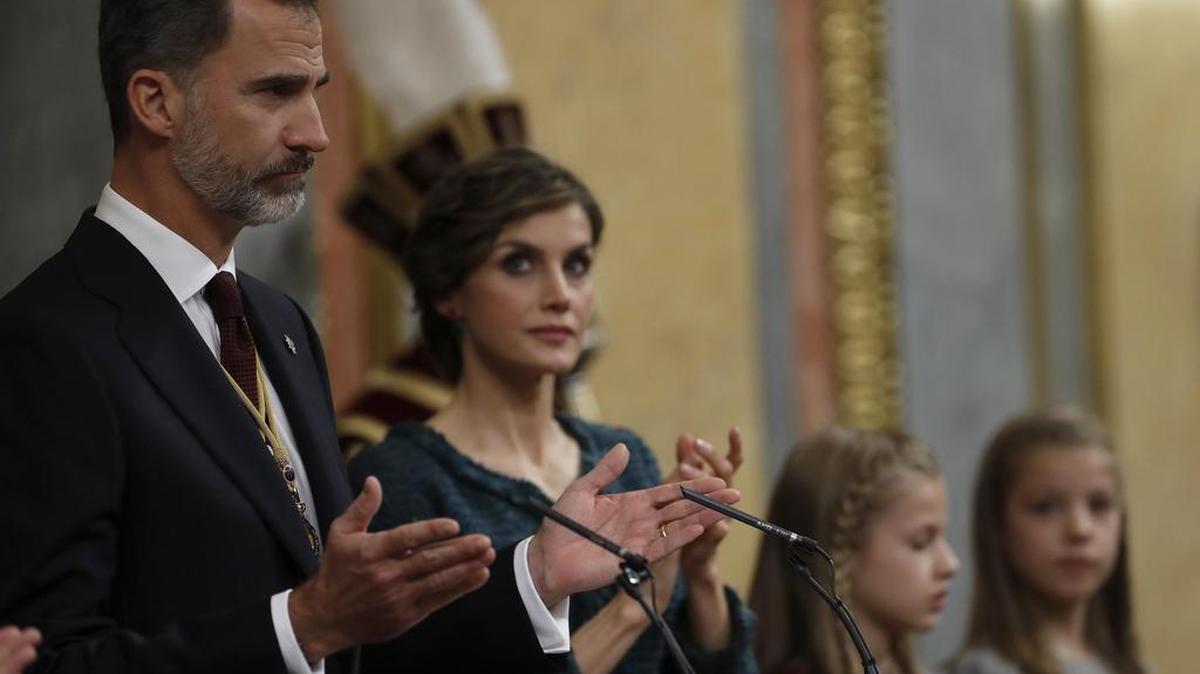 El Rey Felipe VI es aplaudido por la Reina Letizia, junto a sus hijas, la Princesa de Asturias, Leonor, y la Infanta Sofía, durante su discurso hoy en el Congreso de los Diputados, donde preside la solemne ceremonia de apertura de las Cortes en la XII Legislatura.