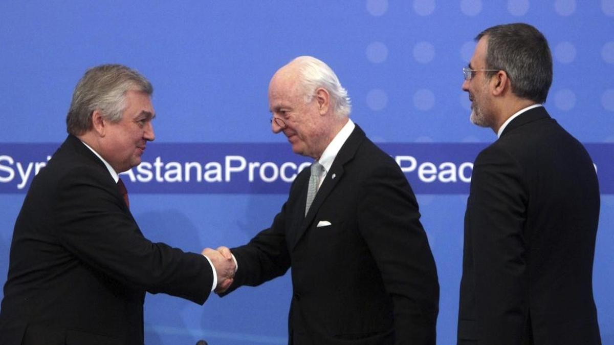 El enviado del secretario general de la ONU, Staffan de Mistura (centro), el enviado presidencial especial de Rusia para las conversaciones de Siria, Alexander Lavrentiev (izq.) y el viceministro iraní de Exteriores, Hossein Jaber Ansari, durante la ronda de negociaciones de paz en Astaná, Kazajistán, el 24 de enero.