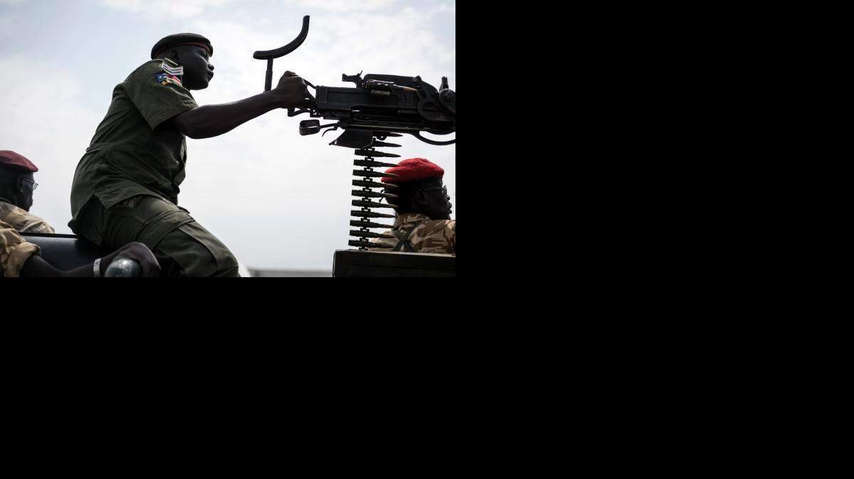 
Soldados de las fuerzas gubernamentales sudanesas patrullan campos petroleros del país africano sacudido por la violencia. 
