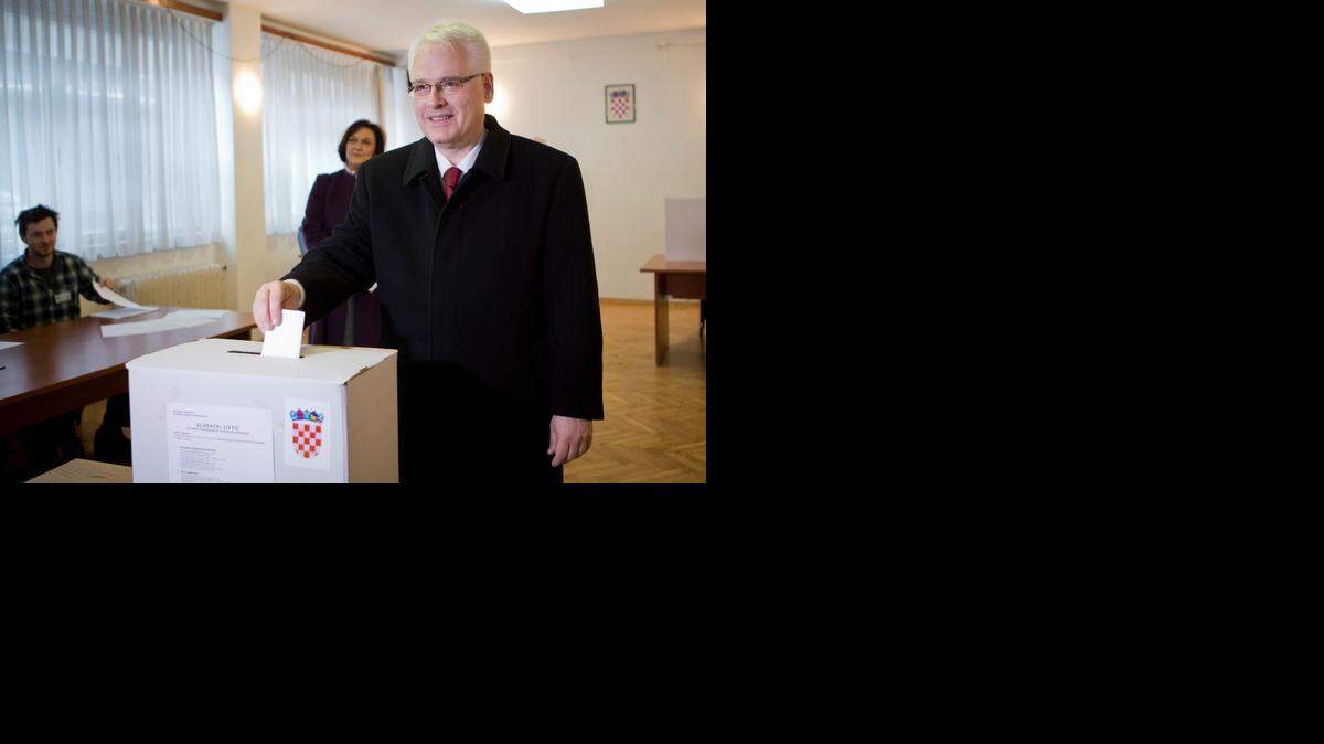
El presidente de Croacia Ivo Josipovic ejerce el voto durante los comicios realizados el domingo.
