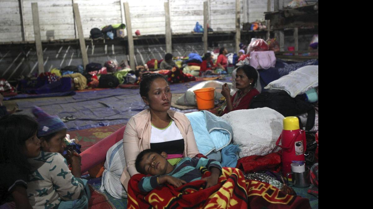 
Evacuados duermen en un refugio temporal tras haber tenido que abandonar sus hogares por la erupción del volcán Sinabung en Karo, Indonesia, el martes.
