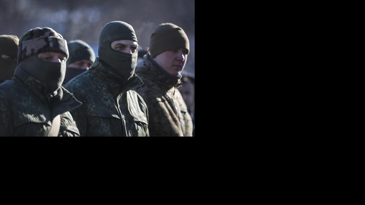 
Voluntarios del batallón “Sich”, participan en una ceremonia celebrada antes de su partida al este del país, en Kiev, Ucrania, el martes.


