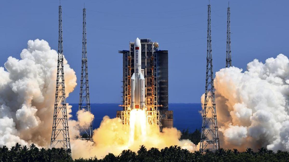 El cohete chino Long March 5B despega del Centro de Lanzamiento Espacial de Wenchang, en la provincia de Hainan, el 24 de julio del 2022.