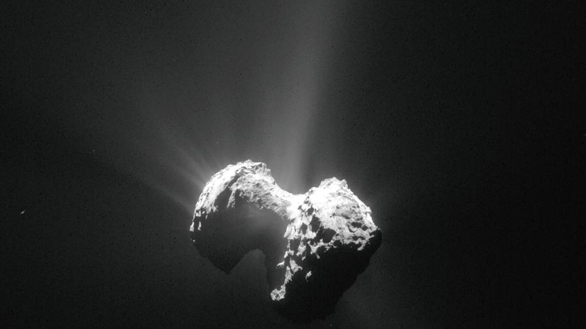 
El cometa 67P tiene su cita con el Sol este jueves. Y por primera vez llega acompañado por la sonda europea Rosetta, mientras su robot Philae posado en el cuerpo celeste ignora el solazo, dormido a la sombra. Foto de archivo
