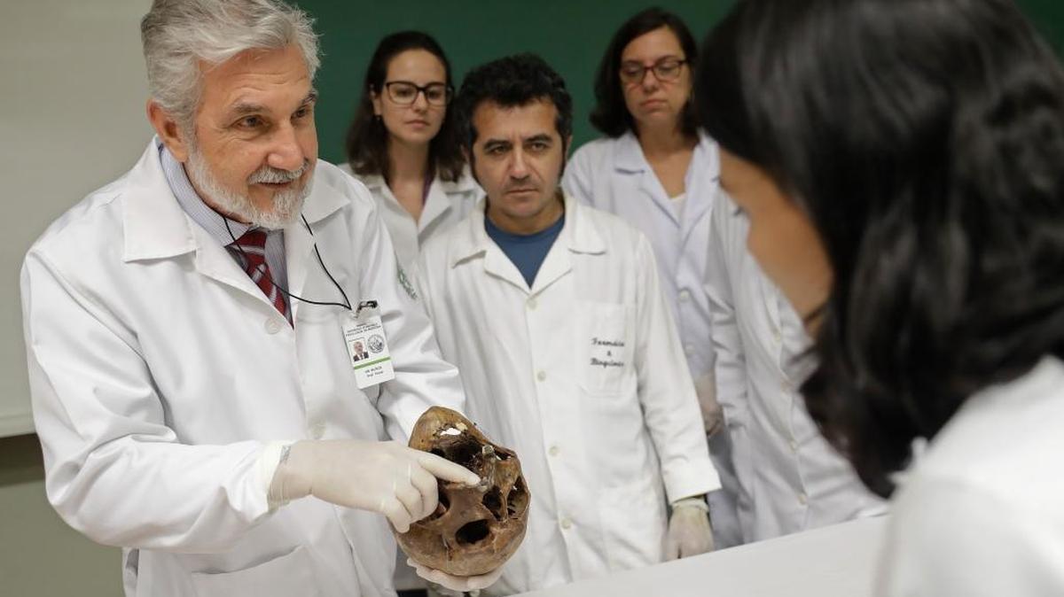 El médico forense Daniel Muñoz muestra el cráneo del criminal nazi Josef Mengele, que se estudia en la escuela de medicina de Sao Paulo, Brasil, el 7 de diciembre.