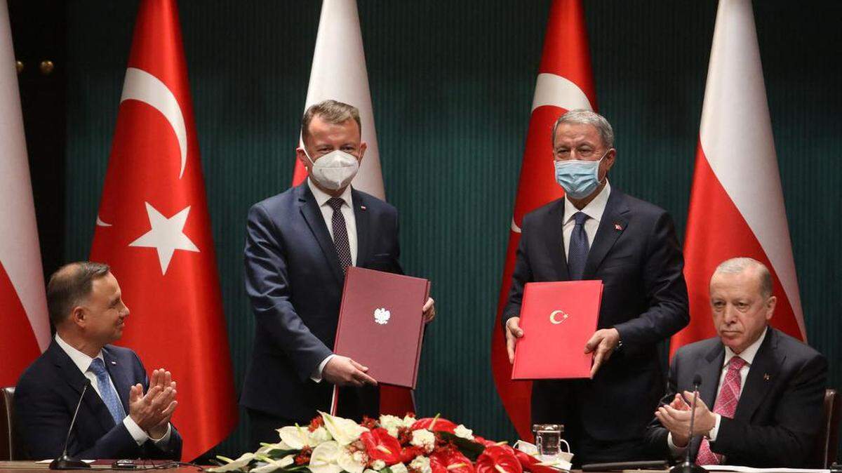 Esta foto muestra al presidente turco Recep Tayyip Erdogan (D), al Ministro de Defensa turco Hulisi Akara (seg. D), al Presidente polaco Andrzej Duda (I) y al Ministro de Defensa polaco Mariusz Blaszczak (seg. I) durante una ceremonia de firma después de su reunión en el Palacio Presidencial en Ankara, el 24 de mayo.