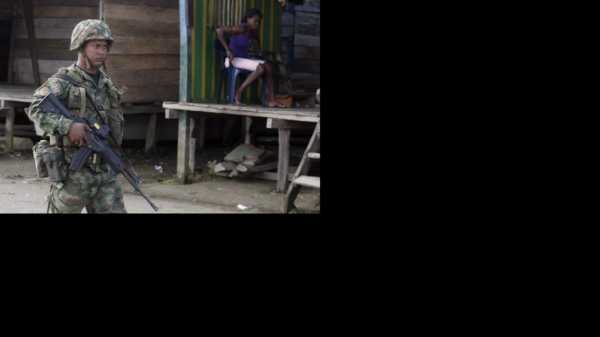 Un miembro del Ejercito Nacional de Colombia patrulla el corregimiento de Las Mercedes, en el departamento occidental del Chocó (Colombia), el martes 18 de noviembre de 2014, donde fue secuestrado el general Rubén Darío Alzate y dos personas que le acompañaban por parte de la guerrilla de las FARC.
