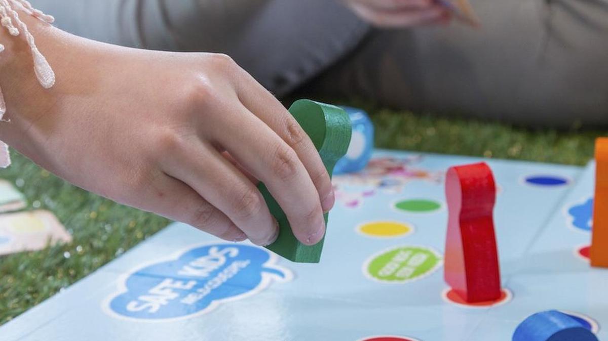 Fotografía facilitada pro LaTroupe Studios del juego de mesa para niños cuya finalidad es enseñar a los más pequeños a decir "no" a los pederastas, en un país donde la policía recibió este año el doble de denuncias por abusos a menores. Inspirado en el juego de la oca, este tablero ayuda a los niños a concienciarse con preguntas e iconos sobre los límites sexuales.