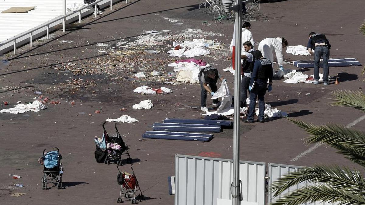 Investigadores de la policía en una de las zonas del Paseo de los Ingleses, donde anoche un camión arrolló a una multitud que presenciaba los fuegos artificiales de la fiesta nacional del 14 de Julio en Niza, causando la muerte de al menos 84 personas.