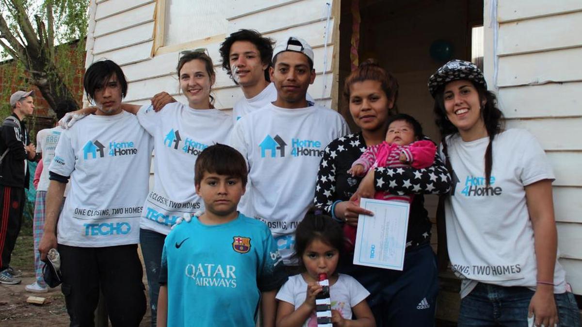 Andrea Pires y Ricardo Juárez junto a sus tres hijos frente a la casa que Home4Home les construyó en Argentina.