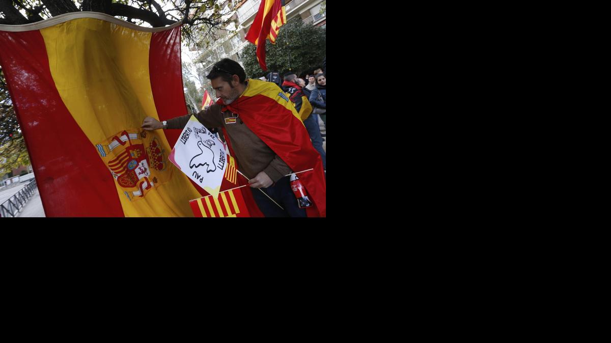 
Participante en la concentracion convocada por la plataforma Todos somos Cataluña en un acto por la unidad de España en la madrileña plaza de Cataluña, el 9 de noviembre, fecha fijada para la consulta separatista en esa comunidad autónoma. A la inicitiva se han sumado HazteOir.org, la Fundación DENAES, Unidad + Diversidad, AVT, Dignidad y Justicia, Asociación Enraizados, Fénix España, Ciudadanos por Asturias, Círculo Balear, Constitución y Libertad, y el Movimiento Cívico 12-O.
