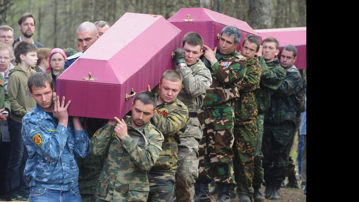 
Los restos de 964 soldados fallecidos en una de las mayores batallas contra las tropas nazi de la Segunda Guerra Mundial (1939-1945) en territorio soviético fueron enterrados el jueves. 
